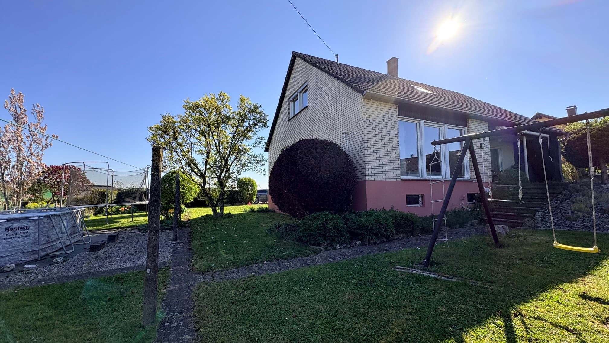 Maison familiale lumineuse de 155m2 avec sous-sol complet et jardin.